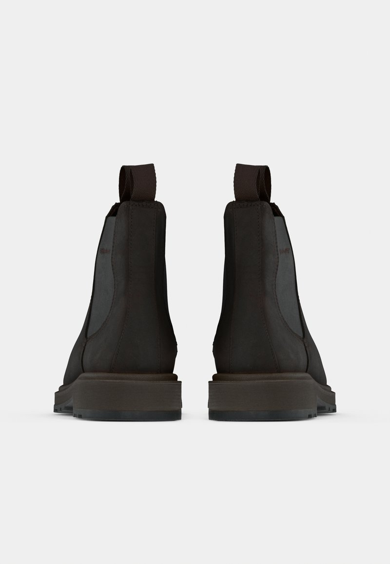 Zwarte leren enkelboots met elastische zijpanelen en trekhaakjes, voorzien van een stevige rubberen zool en een gladde, matte textuur.