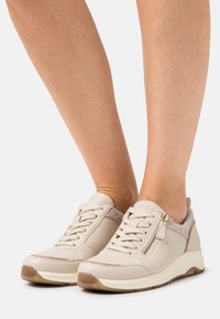 Jana Trainers - ivory