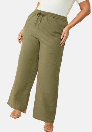 Pantalons larges vert olive avec une taille élastique et un cordon de serrage ajustable ; fabriqués à partir d'un tissu léger et texturé, adaptés pour les vêtements décontractés.