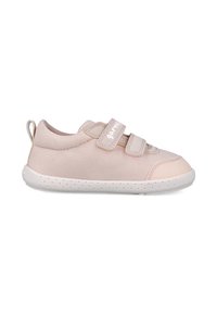 Zapatillas de deporte rosa claro con un upper de tela texturizada, dos correas de Velcro y una suela de goma blanca con pequeños perforaciones.