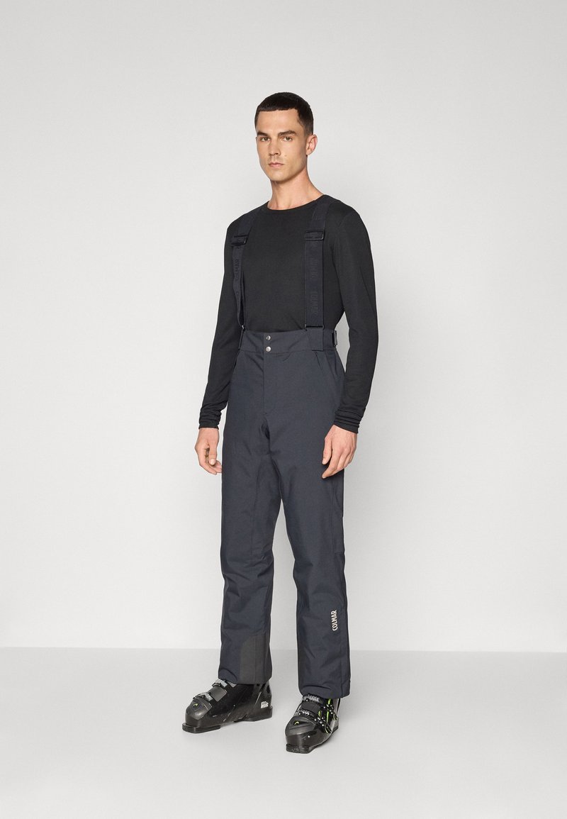 Pantaloni da sci neri con bretelle, realizzati in materiale resistente all'acqua, con vita alta, due bottoni e un logo in evidenza sulla gamba.