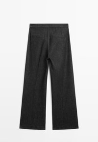 Hoge taille charcoalgrauwe wijde broek met achterzakken en zichtbare naden, plat gelegd op een witte achtergrond.