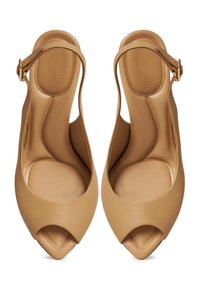 Pereche de balerini slingback bej din piele cu vârf decupat, talpă cu pernuțe și catarame laterale reglabile.