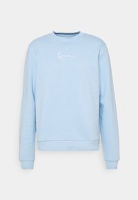 Ljusblå sweatshirt i mjukt tyg med rund hals och ribbade muddar. Vänster bröst har vit minimalistisk text. Slät textur.