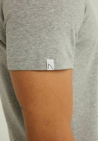 CHASIN' BASE-B - Základné tričko - light grey