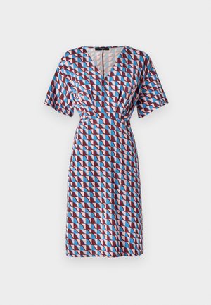 Robes à manches courtes avec décolleté en V, présentant un motif géométrique dans des tons rouge, bleu et rose sur fond blanc.