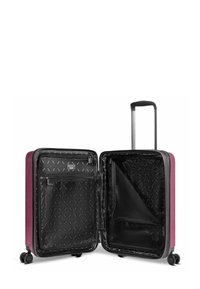 Valigia rigida di colore rosa scuro con interno nero. Include una tasca con zip e un pannello divisorio, ruote che scorrono senza fatica e manico telescopico.