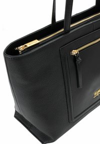 Czarna skórzana torba typu tote z teksturowanym wykończeniem, złotym zamkiem błyskawicznym i kieszenią ze złotym okuciem. Posiada podwójne uchwyty i prostokątny kształt.