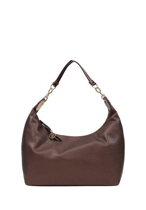 Borsa a mano in pelle marrone scuro con una singola tracolla corta attaccata da anelli dorati e un piccolo ciondolo metallico rotondo sulla cerniera.