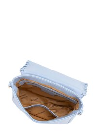 Borsa a tracolla in ecopelle blu chiaro con pattina superiore, tasca interna con zip e texture liscia; presenta una fodera beige stampata con il logo.