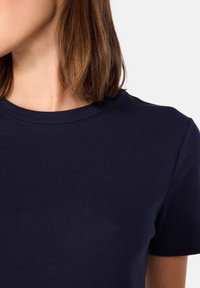 Marineblauwe katoenen T-shirt met een ribgebreide ronde hals en korte mouwen. Gladde textuur en fitted vorm, geschikt voor casual kleding.