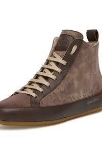 Sneaker alte marroni realizzate in pelle testurizzata con lacci beige. Le caratteristiche includono dettagli perforati e un marchio sul lato.