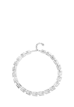 Collar de cadena plateada de doble capa con eslabones rectangulares y un cierre ajustable con una pequeña etiqueta cuadrada.