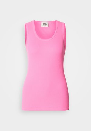 Rosa ärmlös linne i ribbat tyg, med rund halsringning och en åtsittande design. Etikett vid nacken med varumärkesnamnet synligt.