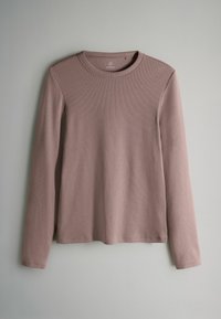 Długie rękawy, prążkowany top w stonowanym odcieniu mauve. Posiada okrągły dekolt i luźny krój, wykonany z miękkiego, teksturowanego materiału.