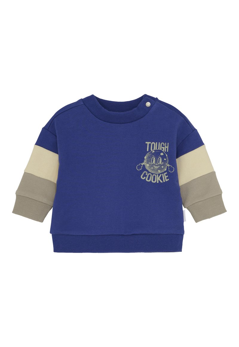 Sweatshirt bleu pour enfants avec des manches beige et taupe, bouton près du col et texte "Tough Cookie" accompagné d'un graphique de cookie sur la poitrine.