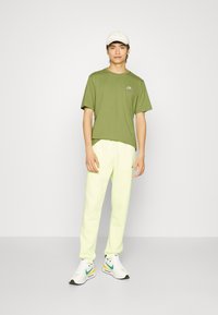 Nike Sportswear CLUB TEE - T-shirt básica - alligator/white