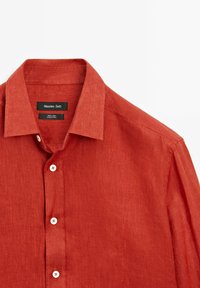 Czerwona lniana koszula z klasycznym kołnierzykiem, długimi rękawami i białymi guzikami. Metki wskazują na materiał 100% len od Massimo Dutti.