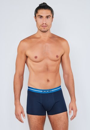 Boxer briefs azul marino con una pretina azul y negra con logo. Textura suave, diseño ajustado y longitud hasta medio muslo.