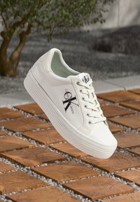 Calvin Klein Jeans - FLATFORM LACEUP - Tossud - bright white Väikepilt 1