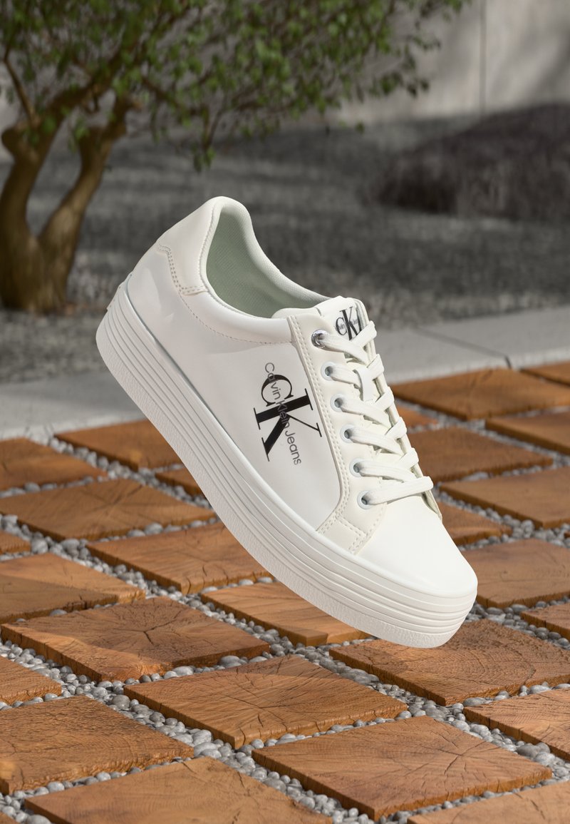 Calvin Klein Jeans - FLATFORM LACEUP - Tossud - bright white, Suurenda