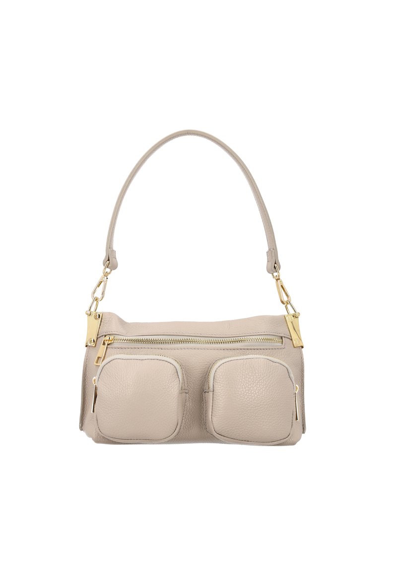 Beige lædertaske med to frontlommer med lynlås, en enkelt skulderrem og gyldne hardware-detaljer. Glat tekstur med syninger.