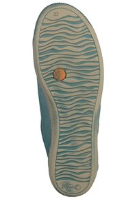 Hellblaue Schuhsohle mit strukturiertem Wellenmuster, ausgestattet mit einem runden orangen Akzent und eingeprägter Größe "37" an der Seite.