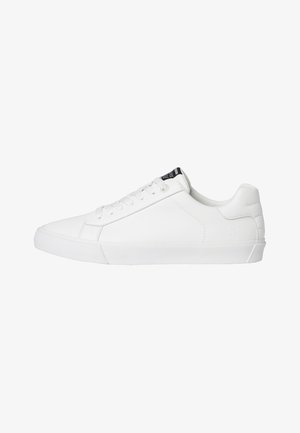 Basket blanc en matériau synthétique. Il présente une surface lisse, un bout rond, un design à lacets et une marque discrète sur le côté.