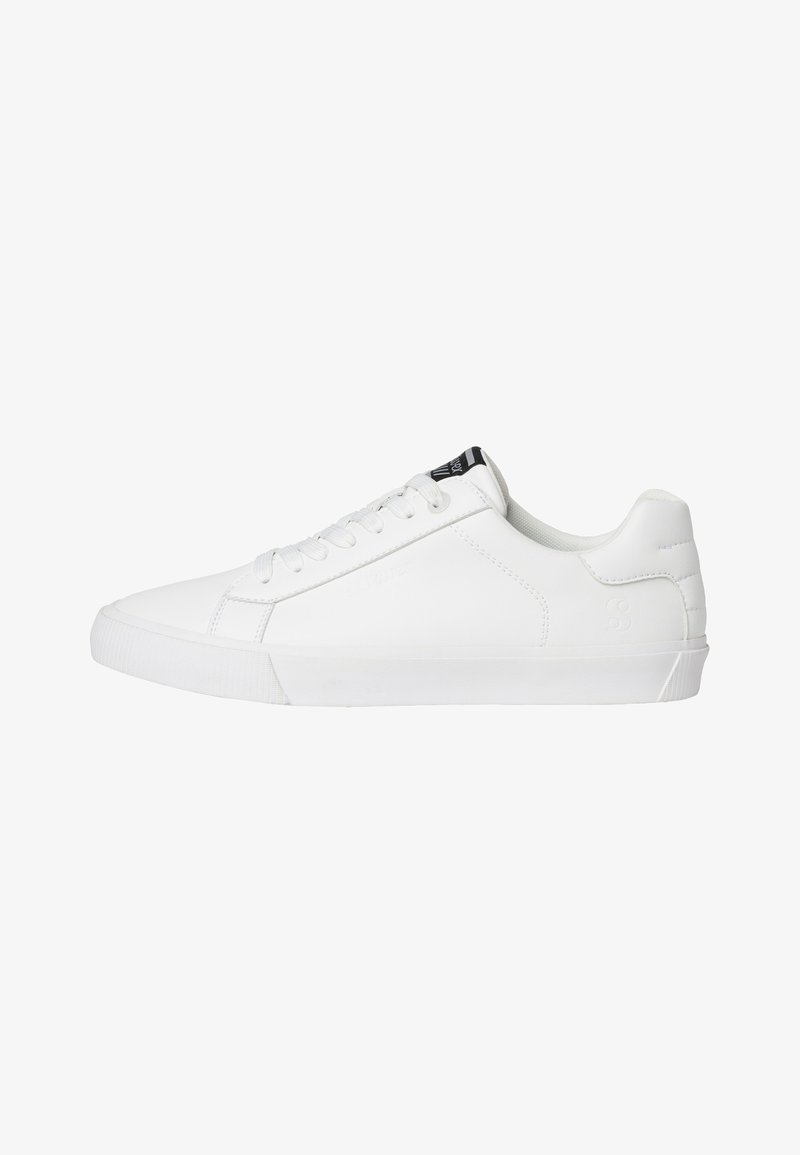 Valged sneakers, mis on valmistatud sünteetilisest materjalist. Omab siledat pindala, ümmargust ninaosa, paelaga sulgemist ja diskreetset brändingut küljel.
