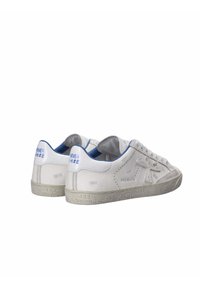 Weiße Ledersneaker mit blauen Akzenten, strukturierten grauen Wildledereinsätzen, perforierten Seiten und geprägtendem Logo an der Ferse. Gummisohle.