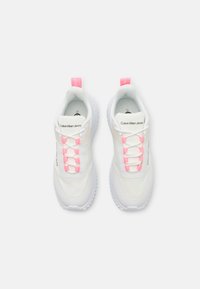 Calvin Klein Jeans EVA RUNNER LACEUP - Sneakers basse - bright white/creamy white/cotton candy