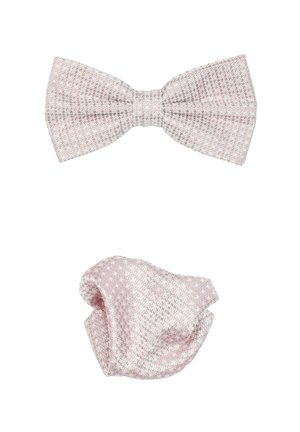 Nœud papillon rose à motifs avec un tissage texturé, associé à un chouchou assorti présentant un design et une couleur similaires. Les deux ont une finition lisse.