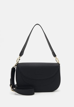 Sac à bandoulière en cuir noir texturé avec rabat incurvé, ferrures dorées, poignée courte et bandoulière longue amovible sur fond blanc.