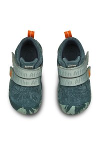 Scarpe di tessuto verdi con motivo a foglia testurizzato, fascia elastica e tab di richiamo arancione. Presentano una morbida fodera interna e una suola in gomma a motivi.