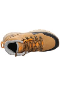 Hnědá turistická bota s černou špičkou, kovovými očky, oranžovými tkaničkami a šedou fleecovou podšívkou, z pohledu shora na bílém pozadí.