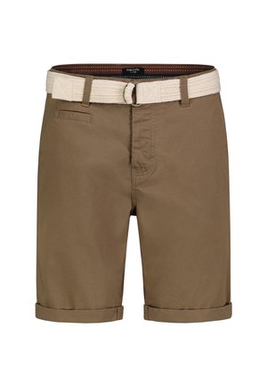 Braune knielange Shorts mit umgeschlagenen Bündchen und einem gewebten beigen Gürtel, der durch Gürtelschlaufen auf weißem Hintergrund gezogen ist.