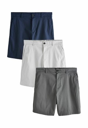 Drie paar herencasual shorts in navy, lichtgrijs en donkergrijs, elk met riemlussen, voorste knoop, ritssluiting en zijzakken.