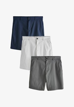 Drie paar herencasual shorts in navy, lichtgrijs en donkergrijs, elk met riemlussen, voorste knoop, ritssluiting en zijzakken.