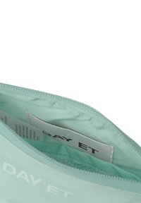 Mintgroene ritstas met een gladde, glanzende textuur. Bevat een interne mesh pocket en een zichtbaar merklabel met de tekst "DAY ET."
