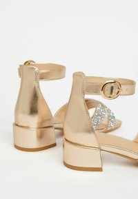 Lipsy LOW BLOCK HEEL OCCASION - Sandaalit nilkkaremmillä - gold