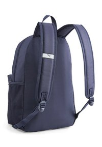 Zaino in tessuto blu navy con spallacci imbottiti, tasca laterale in rete e una piccola etichetta con logo sul pannello frontale.