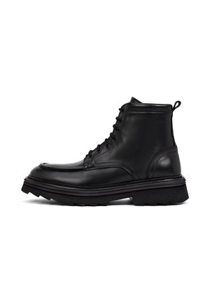 Stivale nero in pelle con lacci, suola spessa scanalata e linguetta sul retro, mostrato di lato su sfondo bianco.