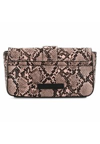 Roze handtas met slangenprint, een getextureerde buitenkant, metalen hardware en een gevouwen klep-sluiting. Merkenlogo op de voorste accent.