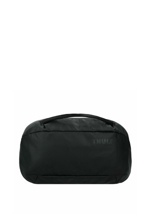 Schwarze Reisetasche mit schlanker Form, hergestellt aus strapazierfähigem Stoff. Verfügt über eine strukturierte Oberfläche und einen oberen Griff für einfaches Tragen.