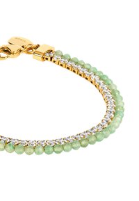 Pulsera de oro con una fila de cristales transparentes y una línea de cuentas verdes, ambas dispuestas en patrones alternos. Cierre para un ajuste seguro.