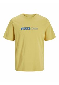 Camiseta de algodón amarilla con mangas cortas y cuello redondo, con "JACK&JONES" impreso en azul y gris en la parte delantera.