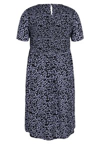 Czarna sukienka z krótkimi rękawami, zdobiona lekkim fioletowym wzorem kwiatowym. Elastyczny pas, długość do kolan, detal w kształcie dziurki z tyłu.