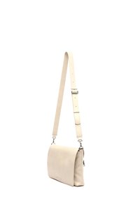 Borsa a tracolla beige realizzata in morbida pelle sintetica, con pattina frontale piatta, tracolla regolabile e sottili dettagli in metallo argentato.