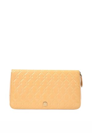 Geel lakleren clutch met doorgestikt patroon en klein gouden logo-embleem aan de voorkant, rechthoekige vorm met ritssluiting aan de zijkant.