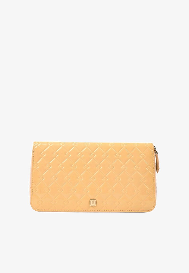 Pochette en cuir verni jaune avec motif matelassé et petit emblème de logo doré sur le devant, forme rectangulaire avec fermeture éclair sur le côté.